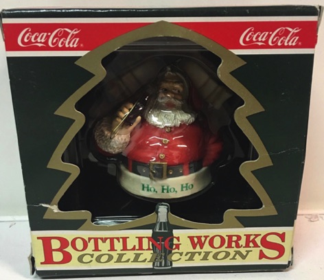 45105-2 € 10,00 coca cola ornament kerstman met flesje (1x zonder doosje)